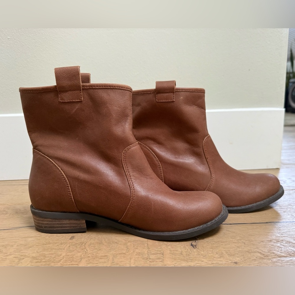 Sole Society Natasha brown leather pull on ankle booties in Size 6.5.